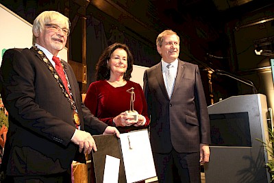 (von links nach rechts) Oberbürgermeister Rolf-Georg Köhler, Vorsitzende des Fördervereins Palliativzentrum Veronika Frels, Gerd Litfin, Litfin Stiftung